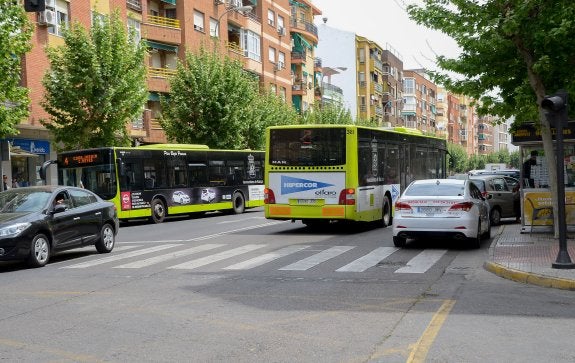 Un autobús de la línea 4 y otro de la 12 paran en Ricardo Carapeto. :: C. Moreno
