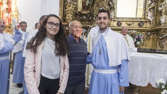 Víctor Izquierdo, tras recibir la medalla de hermano de carga, con su abuelo Fidel y su prima Pilar.