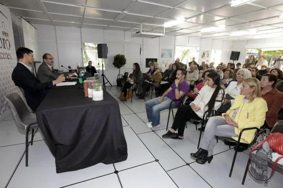 Presentación de 'El asesinato de Sócrates', con Elena Nevado en primera fila del público. :: l. cordero