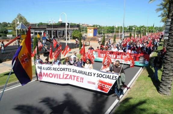 Imagen de la manifestación del Primero de Mayo ayer por la emeritense avenida Fernández López. 