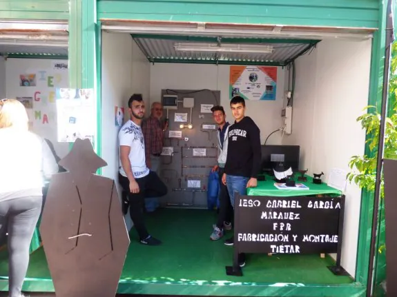 Alumnos y un profesor en el stand del instituto de Tiétar. :: HOY