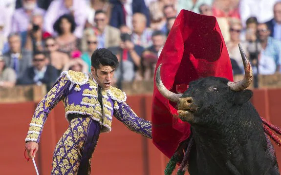 Alejandro Talavante da un pase a su primer toro, al que cortó la única oreja de la tarde. :: efe