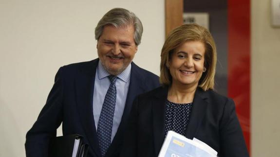El portavoz del Gobierno, Íñigo Méndez de Vigo , y la ministra de Empleo, Fátima Báñez, después del Consejo de Ministros. EFE/Paco Campos