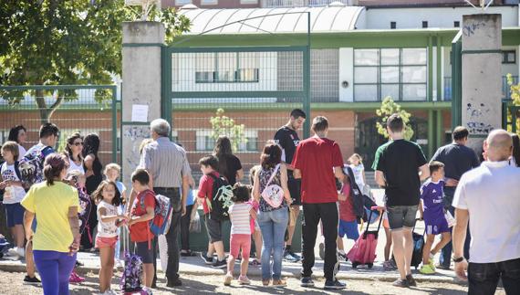 Escolares en un centro educativo de Badajoz:: HOY
