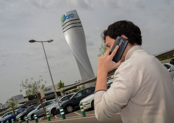 Un vecino llama con su teléfono móvil desde la frontera de Caya. :: c. moreno