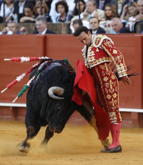 El torero pacense Antonio Ferrera durante la faena a su segundo toro. ::  EFE / Julio Muñoz