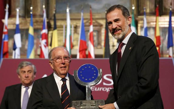 El Rey Felipe VI, hace entrega del XI Premio Europeo Carlos V al ex ministro Marcelino Oreja