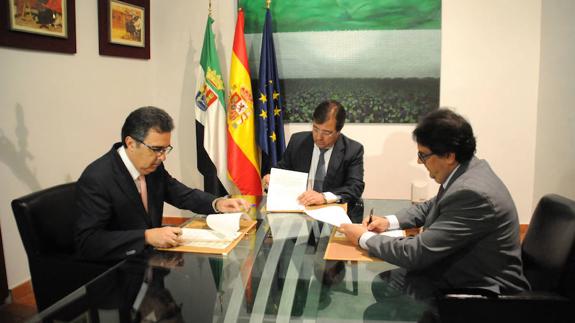 Firma del acuerdo entre la Fundación Amancio Ortega, la Junta de Extremadura y el SES.