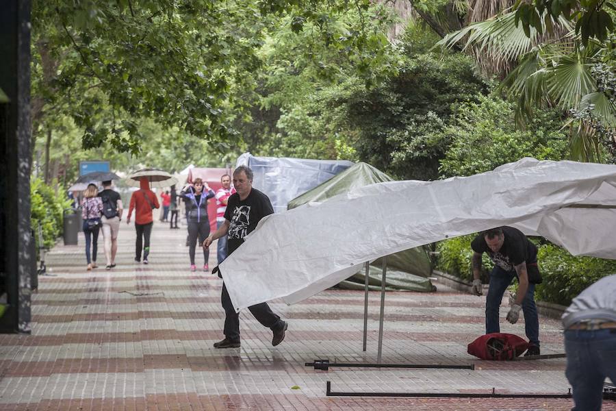 Los puestos de comerciantes de Cánovas para el Womad quedaron instalados este miércoles. :: JORGE REY
