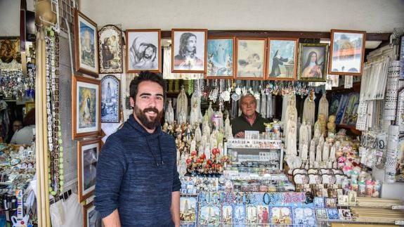 Diogo vive en Badajoz pero ayuda estos días a sus abuelos en una tienda de recuerdos. :: J.V. ARNELAS