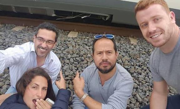 Antonio Tejeda (con camisa blanca) junto al grupo con el que viajaba en el AVE tras el susto vivido.