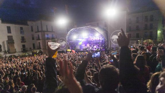 La Plaza Mayor se fue llenando durante la tarde y a las diez ya estaba repleta::