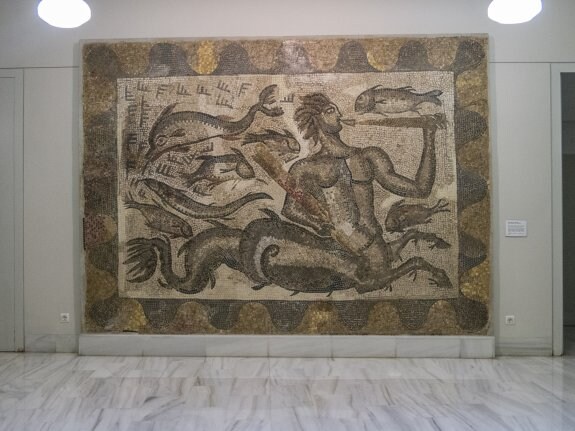 Mosaico de Tritón, hallado en la Cocosa y expuesto ahora en la Diputación de Badajoz. :: Pakopí