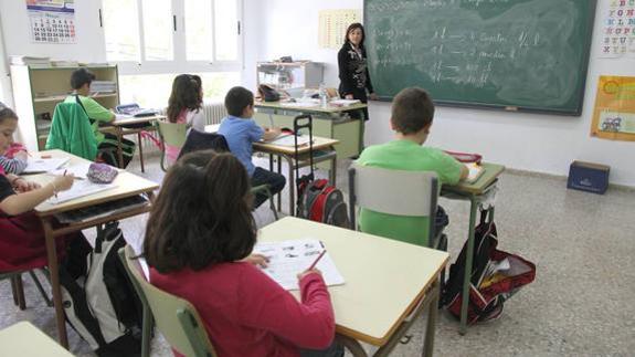 Imagen de archivo de una profesora impartiendo clases en un centro educativo. / HOY
