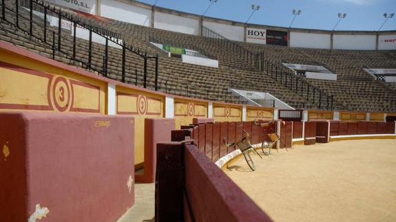 Callejón y tendidos de la plaza de toros de Badajoz:: HOY