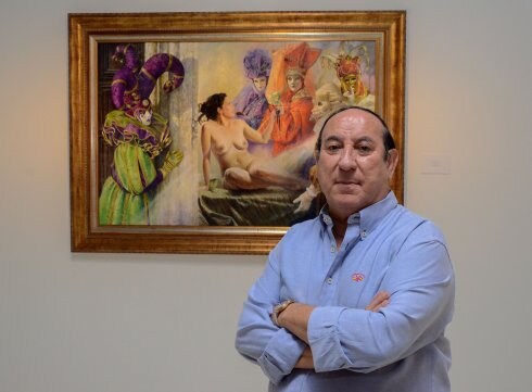 Juan Valdés posa delante de una obra expuesta en el MUBA. :: C. M.