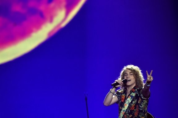 Manel, en plena actuación el sábado por la noche, haciendo el signo de la victoria. :: eurovisión