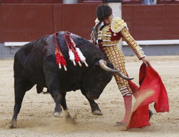 José Garrido en la faena a su primer toro, durante el séptimo festejo de la Feria de San Isidro. :: efe