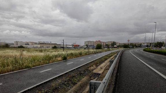 Zona donde se instalará el nuevo parque comercial, en la avenida del Ferrocarril, entre su carril bici y Carrefour:: L.C.