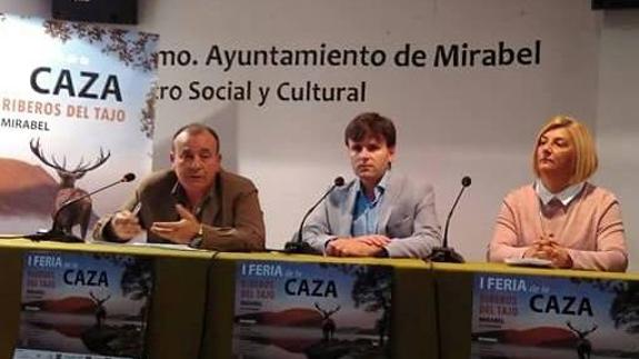 El vicepresidente de FEDEXCAZA (a la izquierda) en la mesa redonda de la feria de Mirabel.