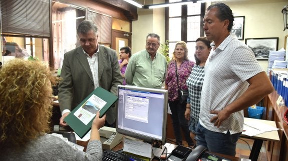 Juan Antonio Álvarez entrega la documentación en el registro en presencia de varios propietarios. :: palma