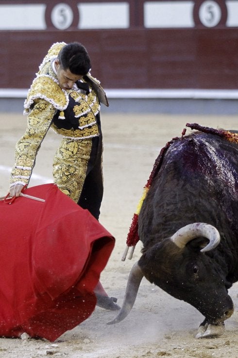 El extremeño Alejandro Talavante en la faena a su segundo toro, al que cortó una oreja. :: EFE