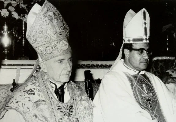 Llopis Ivorra con su sucesor, Jesús Domínguez, en 1977. :: múñez