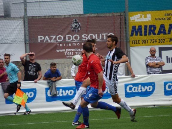 Gabri, autor del 1-2, disputa el balón entre dos jugadores del Bergantiños. :: OPTA