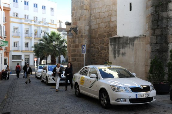 Los taxis de Badajoz son utilitarios con chófer dicharachero. 