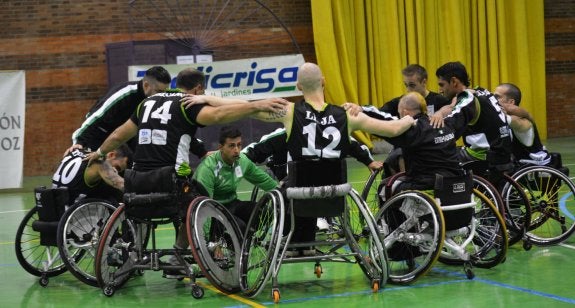 El Mideba Extremadura, en un tiempo muerto esta temporada recibiendo instrucciones del técnico Jorge Borba. :: hoy