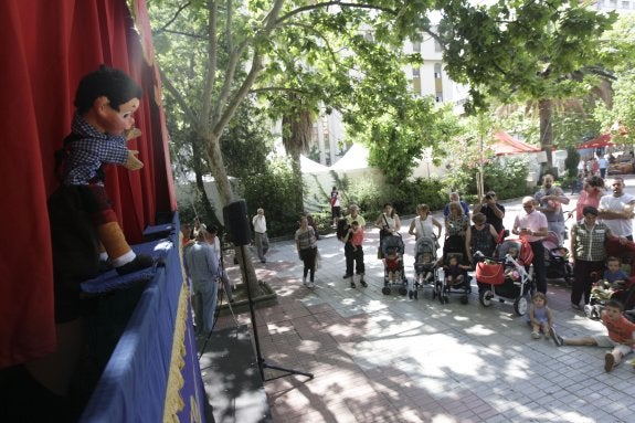 En primer plano, Gorgorito ayer durante el espectáculo de marionetas ofrecido en Cánovas. :: l. cordero