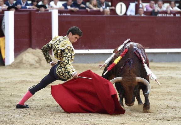 El extremeño Ginés Marín da un pase a uno de sus astados. :: efe