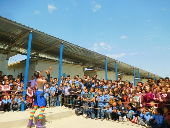 Los niños miran impresionados los malabares de Margallo. :: PSF