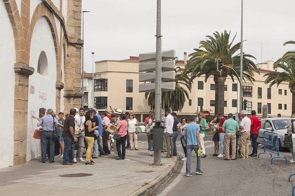 Cola para sacar entradas en la Era de los Mártires. :: jorge rey