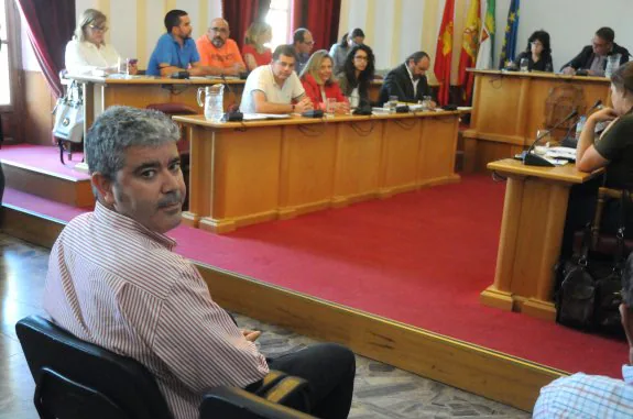 Félix Palma, ya como exconcejal del Ayuntamiento, en el pleno de ayer. :: brígido