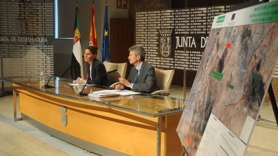 La portavoz de la Junta, Isabel Gil, y el consejero de Economía, José Luis Navarro. :: 