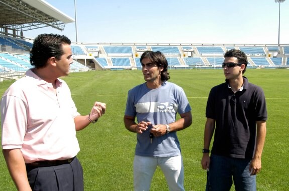 Jorge Zafra y Sergio Mantecón charlan con el directivo del Badajoz Víctor Valdivia en 2003. :: HOY