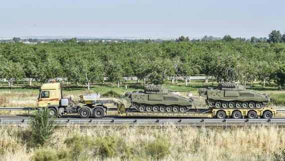 Dos carros de combate Pizarro ayer sobre un camión en la Ex-110 antes de coger la autovía y dirigirse al Puerto de Vigo. 