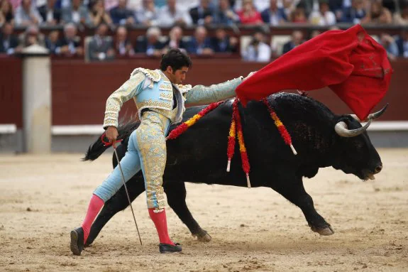 El diestro Cayetano Rivera con su segundo toro, el mejor de la corrida de ayer. :: efe
