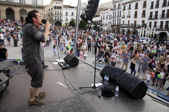 Inicio de la actuación de Duende Josele en la Plaza Mayor. :: lorenzo cordero