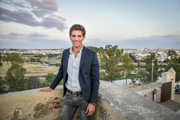 Ginés Marín, el jueves pasado en el Fuerte de San Cristóbal, con la ciudad de Badajoz al fondo. :: j. v. arnelas