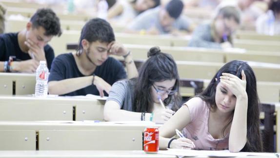Alumnos realizando la EBAU en Cáceres