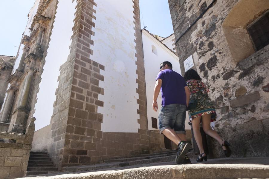 Parte lateral de una de las torres de la iglesia, con la pintura levantada:: JORGE REY
