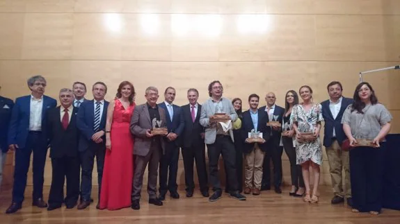 Foto de familia de los premiados, el jurado y personalidades de este XX Premio Francisco Valdés. :: e. d.