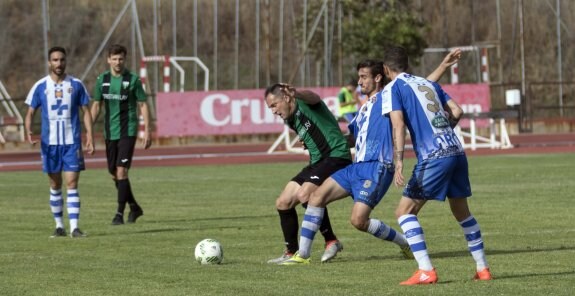 Oli protege el balón ante la presión de un jugador del Lorca Deportiva. :: JUANJO RODRÍGUEZ