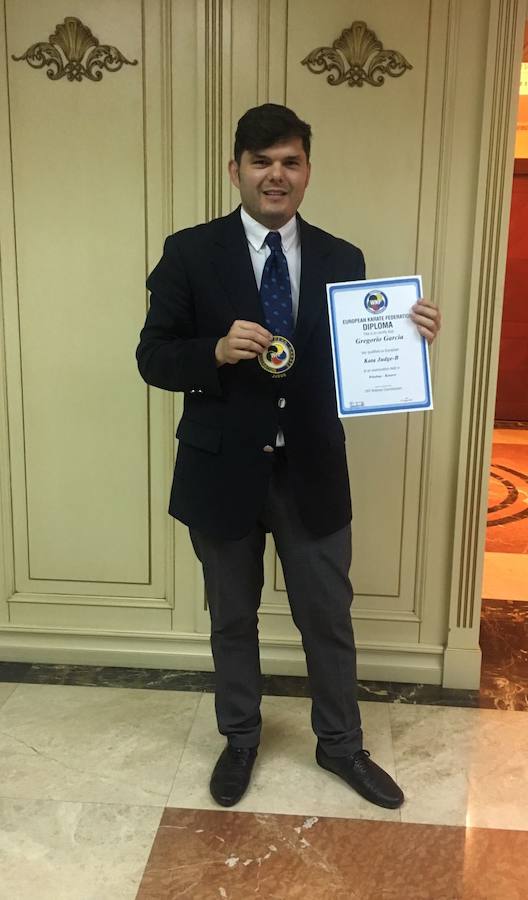Gregorio García Ramos posa con la insignia y el diploma que le acredita como Juez B Europeo. :: HOY 