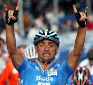 El italiano Paolo Bettini anuncia su victoria en el Mundial de Ciclismo en ruta en Stuttgart. /AFP
