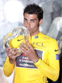 Pereiro se enfundó el maillot amarillo de ganador del Tour. / REUTERS