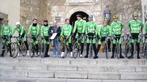 Rodríguez junto a alguno de los ciclistas del Extremadura al comienzo de la pasada temporada. / V. P.