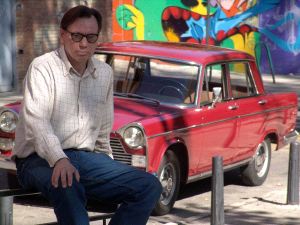 Steve Alan Trott , delante de uno de los Seat1500 que posee. / ANDY SOLÉ